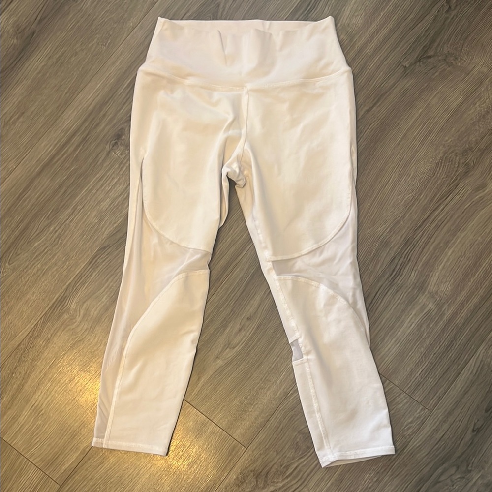 (SOLD)ALO Yoga White Textured Beige High-Waist Cropped Leggings